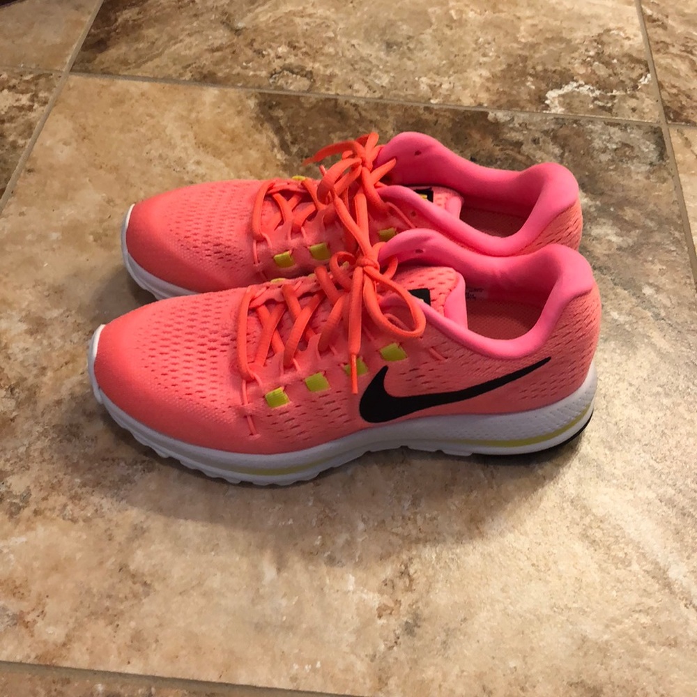 NWOB Women’s Nike Zoom Vomero 12 hot punch sz 8 - Picture 3 of 7